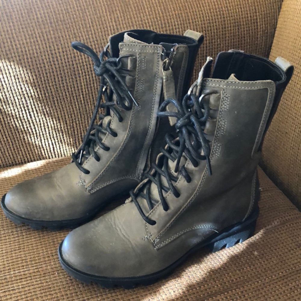 Great condition only worn once Sorel Waterproof Boots!!